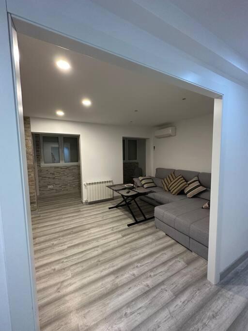 Cozy 1-Bedroom Apartment Madrid Kültér fotó