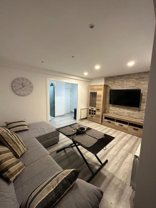 Cozy 1-Bedroom Apartment Madrid Kültér fotó